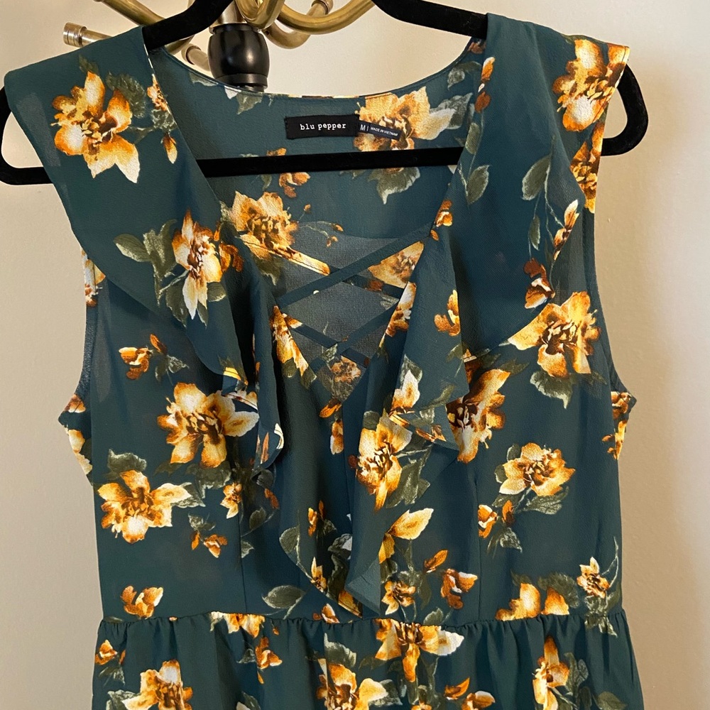 ModCloth Flower Dress: Medium - Picture 2 of 11
